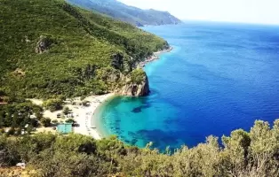 Doğa ile iç içe olabileceğimiz, bir yanımızın yeşil, bir yanımızın mavi olduğu bir koy 