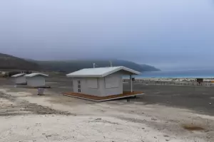 Salda gölündeki kamp alanı.