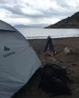 Doğa ile iç içe olabileceğimiz, bir yanımızın yeşil, bir yanımızın mavi olduğu bir koy 