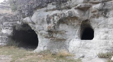 Seben Solaklar Kayaevleri