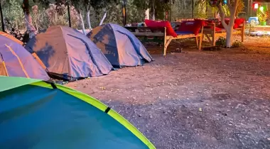 Mavi Yeşil Çadır Kamp Alanı