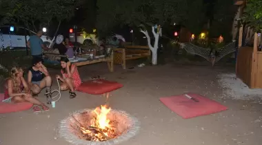 Mavi Yeşil Çadır Kamp Alanı