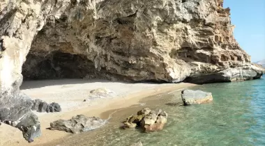 Yanışlı Sahil Mağarası
